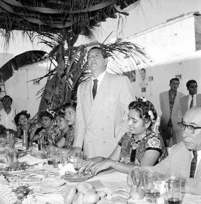 Adolfo López Mateos agradece la comida ofrecida or la profesora Candida Villalobos, durante su gira electoral por Juchitán