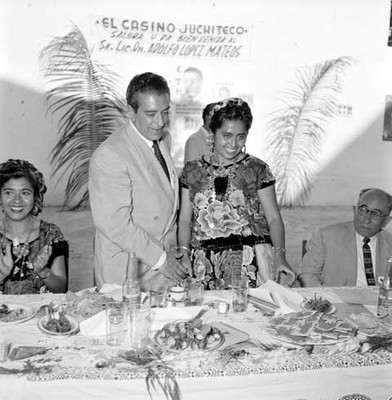 Adolfo López Mateos con la profesora Candida VIllalobos, durante una comida ofrecida en el casino Juchiteco, en Oaxaca