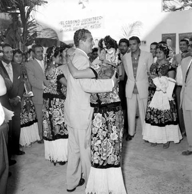 Adolfo López Mateos bailando con la profesora Candida VIllalobos, durante una comida ofrecida en Juchitán