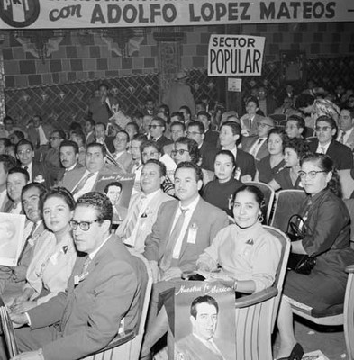 Priístas presentes en la convención donde es declarado candidato presidencial Adolfo López Mateos