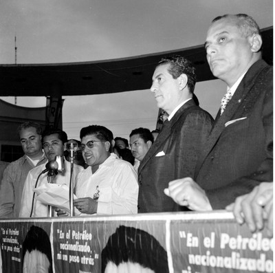 Adolfo López Mateos escuchando a un orador pronunciando un discurso en Minatitlán, Veracruz