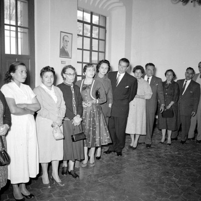 Adolfo López Mateos y su esposa formados en una fila para empadronarse, en la casilla de Coyoacán