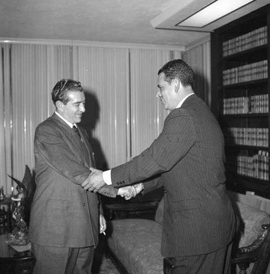 Adolfo López Mateos recibe felicitaciones de un político en su casa por su triunfo electoral