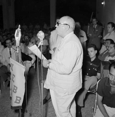 Hombre pronunciando un discurso durante la Asamblea Económica-Social presidida por López Mateos