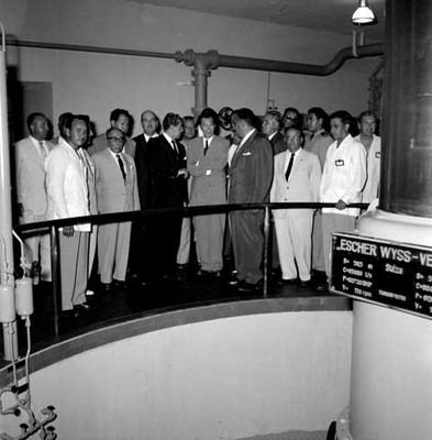Adolfo López Mateos, Rodolfo Brena y funcionarios visitando la plata hidroeléctrica de la presa el Temascal durante su inauguración, en su gira por Oaxaca