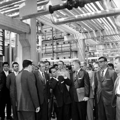 Adolfo López Mateos y comitiva visitando instalaciones de Pemex, para la fabricación de Amoniaco