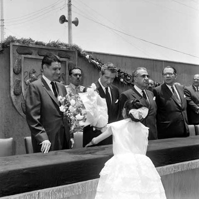 Adolfo López Mateos recibiendo flores de manos de una niña en la inauguración del edificio de las Cortes Penales en el D.F.