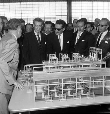 Adolfo López Mateos y comitiva en su visita a la industria Stork Week Spoor Irans, S.A. de México