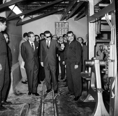 Adolfo López Mateos visitando instalaciones del periódico Ovaciones
