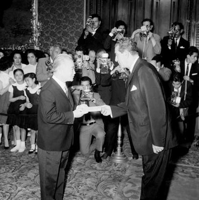 Adolfo López Mateos saludando a Tran Van Choung en Palacio Nacional
