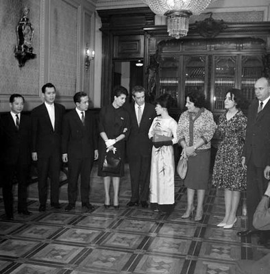 Adolfo López Mateos y legisladores vietnamitas en Palacio Nacional