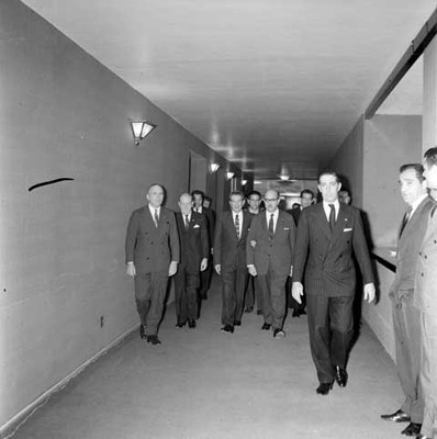 Adolfo López Mateos, en canciller del Brasil, Manuel J. Tello y comitiva recorriendo los pasillos del Hotel Prado