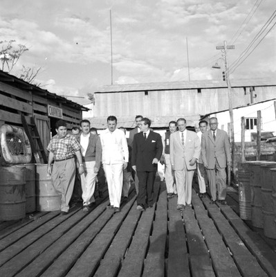 Adolfo López Mateos con políticos del PRI y empresarios recorren instalaciones de la Congeladora Madero durante su gira electoral