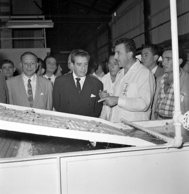 Adolfo López Mateos observa la maquinaria en el interior de la Congelador Madero en Cd. del Carmen