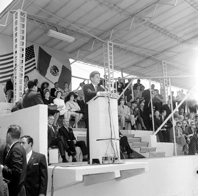 John F. Kennedy pronunciando un discurso ante la colonia norteamericana, durante su visita a la Cd. de México