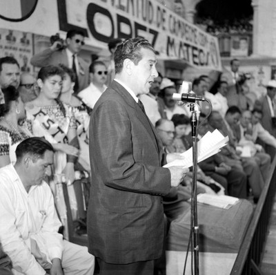 Adolfo López Mateos en discurso por su campaña electoral por Campeche