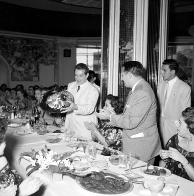Adolfo López Mateos con regalo durante banquete a su campaña en el hotel Bonampak en Tuxtla Gutiérrez