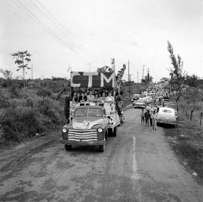 Adolfo López Mateos en un camión de redilas recorriendo las calles en su gira electoral a Villa Hermosa