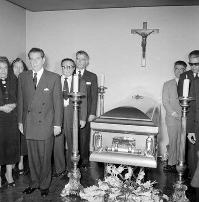 Adolfo López Mateos haciendo guardia ente el féretro del oficial mayor de la Secretaría del Trabajo, durante su gira electoral por el DIstrito Federal