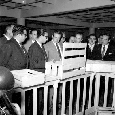 Adolfo López Mateos, candidato presidencial, observando objeto de madera