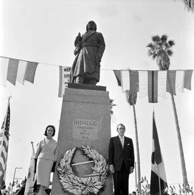Adolfo López Mateos y esposa haciendo guardia de honor en el monumento a Miguel Hidalgo y Costilla en Los Ángeles