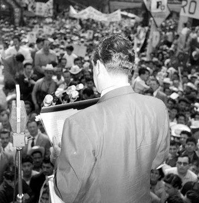 Adolfo López Mateos pronunciando un discurso durante su campaña electoral por Chilpancingo