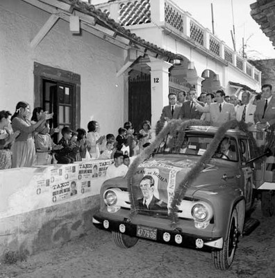 Adolfo López Mateos y comitiva en recorrido por Taxco, durante su campaña electoral