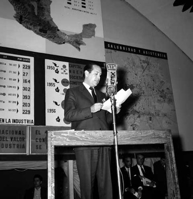 Hombre ante los micrófonos de la XEW, durante la Asamblea Económico-Social en el D.F.