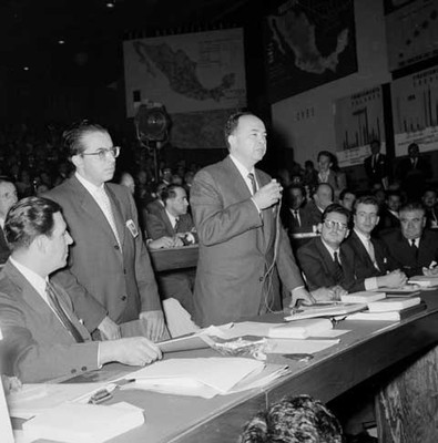 Miembros de las fuerzas vivas del país de pie, durante la Asamblea Económico-Social en el D.F.