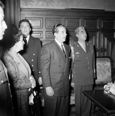 Adolfo López Mateos y José Gómez Huerta con miembros de la Comisión de la Caravana de la Gratitud de San Luis Potosí en un salón de palacio nacional