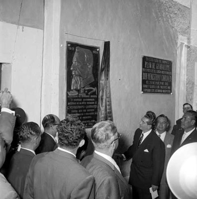 Adolfo López Mateos acompañado de su comitiva devela una placa de un internado en la Hacienda de Guadalupe