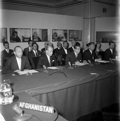 Adolfo López Mateos, Manuel J. Tello y funcionarios públicos analizando documentos en el Congreso de E. C. O. S. O. C