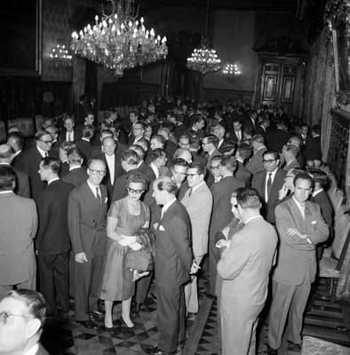 Adolfo López Mateos y comitiva, son saludados por empresarios asistentes el congreso de E. C. O. S. O. C