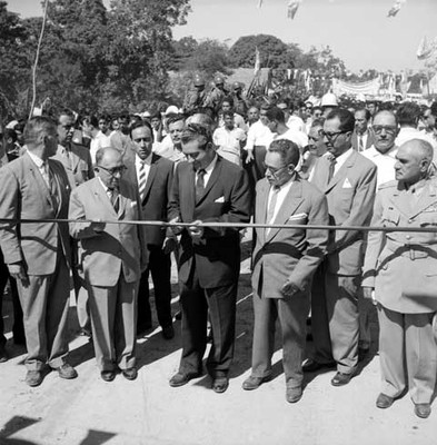 Adolfo López Mateos cortando un listón de inauguración, en Tuxtepec, Oaxaca