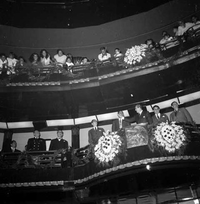 Adolfo López Mateos acompañado de funcionarios saluda al público asistente al festival del día del voceador en Bellas Artes