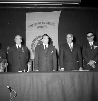 Adolfo López Mateos y Julián Rodríguez Adame, durante la ceremonia de inauguración de la Convención Nacional Ganadera