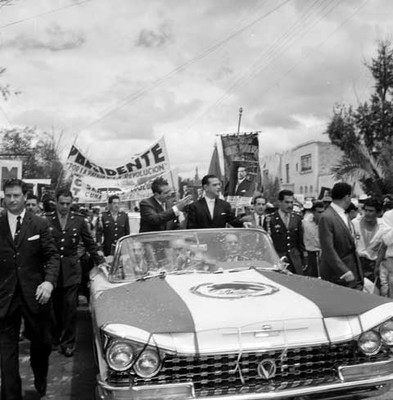Adolfo López Mateos con Francisco Martínez de la Vega en un automóvil presidencial recorren las calles de San Luis Potosí