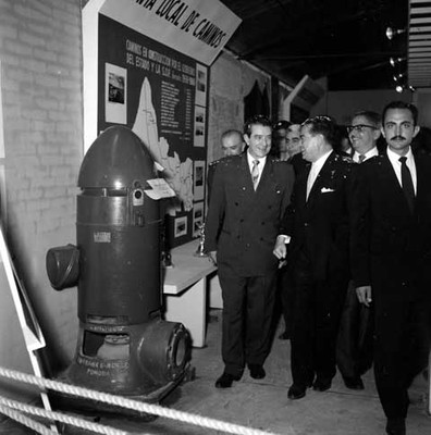 Adolfo López Mateos conversando con empresarios en un stand de la Feria Industrial de S.L.P.