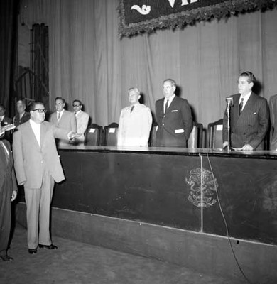 Adolfo López Mateos tomando protesta al Comité Ejecutivo de la CNC