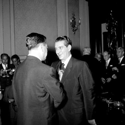 Adolfo López Mateos conversando con funcionario, después de su 1° Informe de GObierno en Palacio Nacional