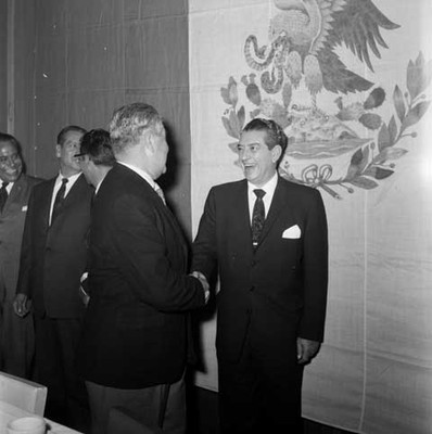 Adolfo López Mateos saludando a un Gobernador, durante un banquete ofrecido en su honor en el Centro Deportivo Italiano
