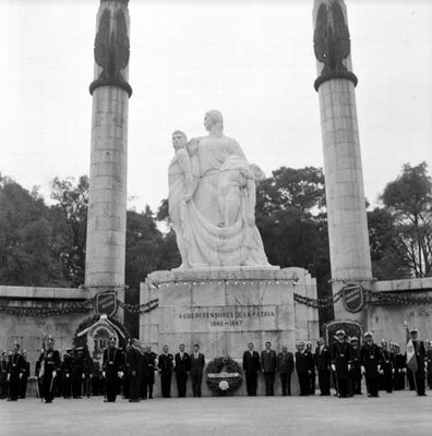 Adolfo López Mateos, Ernesto P. Uruchurtu, Gustavo Díaz Ordaz y demás miembros de su comitiva, hacen guardia de honor ante el monumento de los Niños Heroes