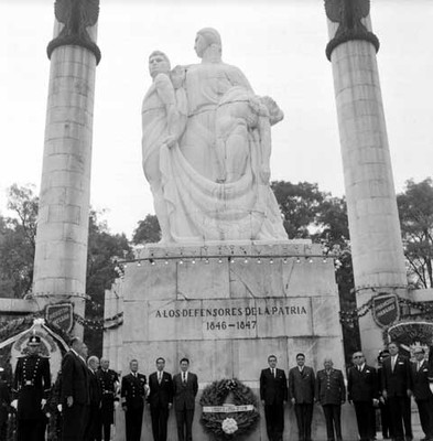 Adolfo López Mateos, Ernesto P. Uruchurtu, Gustavo Días Ordaz y demás miembros de su comitiva, hacen guardia de honor ante el monumento de los Niños Heroes