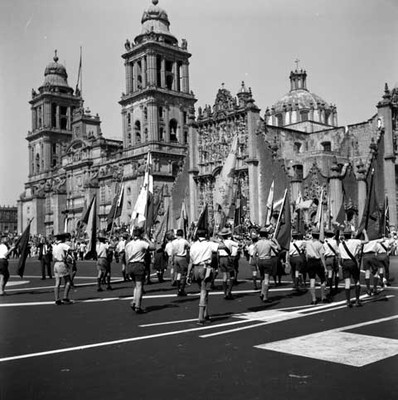 Boy scouts con banderas en el desfile del 20 de Noviembre en el zócalo