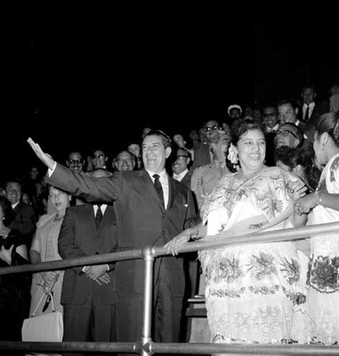 Adolfo López Mateos agradeciendo desde tribuna, durante su gira de trabajo por Mérida
