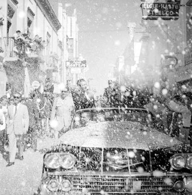 Adolfo López Mateos saludando a bordo de un auto durante su llegada en gira de trabajo a Mérida