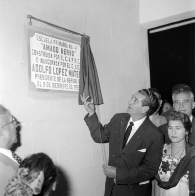 Adolfo López Mateos develando placa inaugural de la escuela "Amado Nervo" en Mérida