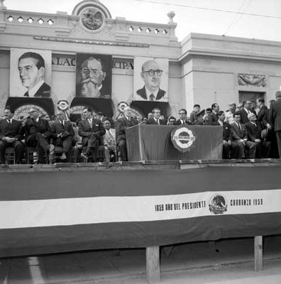 Adolfo López Mateos y comitiva presidiendo la ceremonia de los 100 años de Venustiano Carranza, realizada en Coahuila