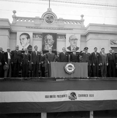 Adolfo López Mateos, Gustavo Díaz Ordaz, José Gómez Huerta y Raúl Madero González presidiendo ceremonia de los 100 años del natalicio de Venustiano Carranza frente a la Presdiencia Municipal de Cuatro Ciénegas