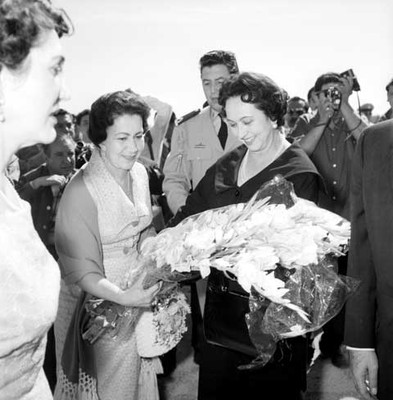 Eva Sámano recibe arreglo floral de bienvenida en el aeropuerto de Chetumal